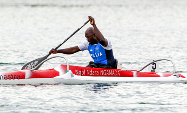 Ngol Ndara in canoa