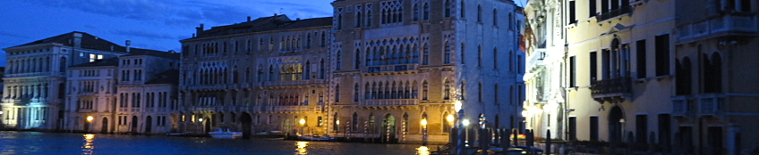 Facciata di Ca' Foscari sul Canal Grande di sera