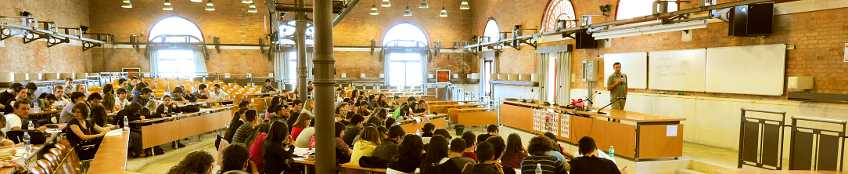 Docente in aula durante una lezione