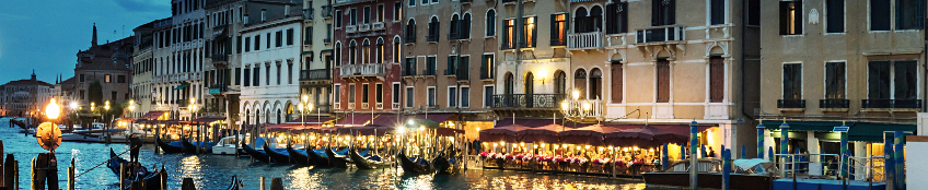 Gondole sul Canal Grande di sera