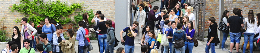 Studenti al portone di ingresso di Ca' Foscari