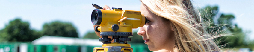 Ragazza che utilizza un misuratore laser