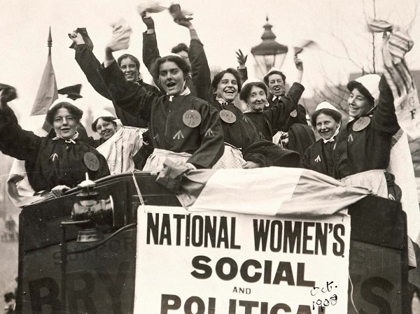 Suffragette in abiti carcerari dopo il rilascio. Ph. di V. Davis, 1908, Heritage Images / A.G.F.