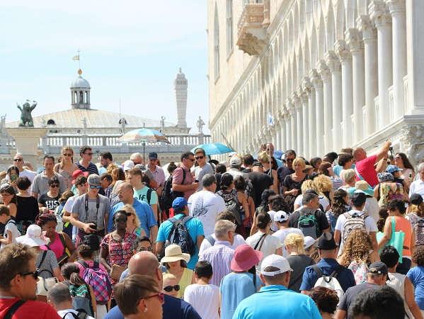 Affollamento nei pressi di Palazzo Ducale, foto di Levi Van Leeuwen su Unsplash