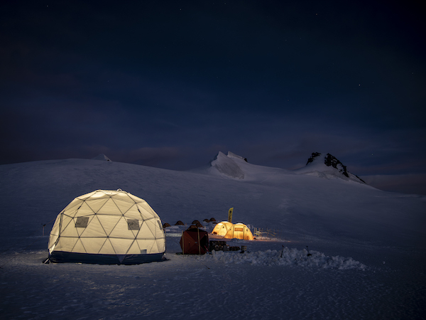 Immagine notturna del campo allestito sul ghiacciaio del Lys