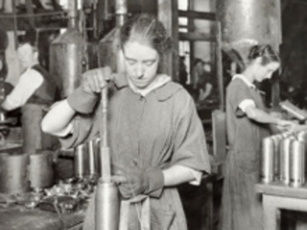 Donne in fabbrica di munizioni