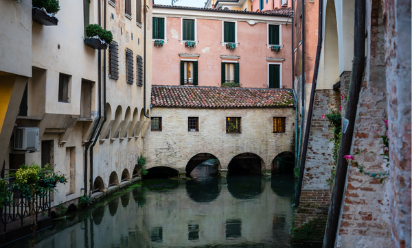 edifici affacciati su un canale