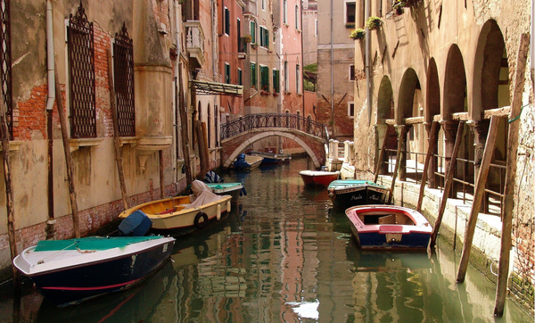 canale di venezia con barche