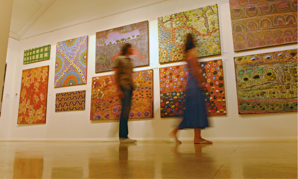 persone che guardano dei dipinti