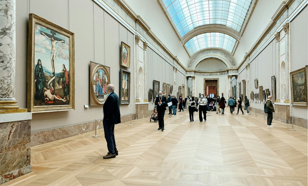 persone in visita al museo