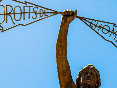 Statue with a "human rights" writing