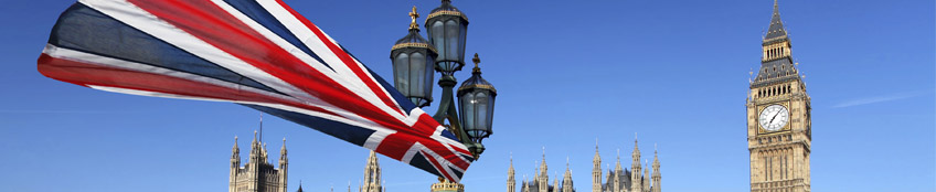 Bandiera inglese, luci pubbliche e big ban, di giorno con il cielo azzurro come sfondo